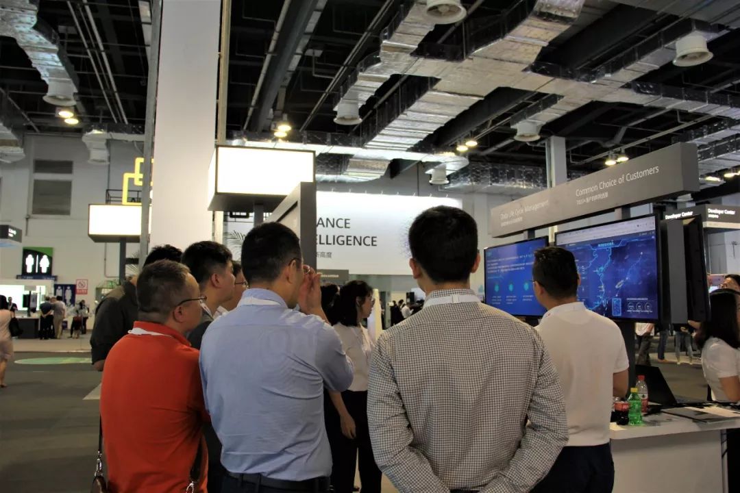 亿信华辰展台人气火爆